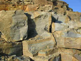 Yellow-grey sandstone mountain.jpg (84962 oCg)